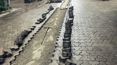Решітки у центрі Ужгорода регулярно крадуть, — посадовець міськради про тимчасове встановлення труб