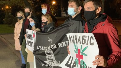 У Дніпрі біля облдержадміністрації пройшла акція "Маємо право на медичний канабіс" — репортаж У Дніпрі біля облдержадміністрації пройшла акція "Маємо право на медичний канабіс" — репортаж