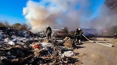 На Черкащині згасили пожежу на сміттєзвалищі