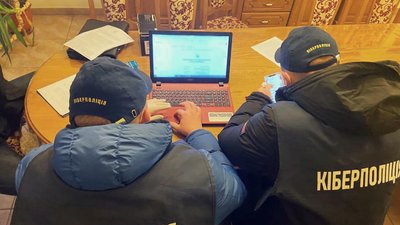 Жителі Прикарпаття та Тернопільщини в інтернеті продавали дані про перетин українського кордону