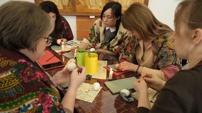 Харчові фарби, віск, писачок та свічка: у Вінниці проходить майстер-клас із писанкарства Харчові фарби, віск, писачок та свічка: у Вінниці проходить майстер-клас із писанкарства