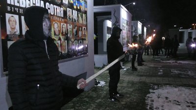 У Херсоні до 103-ї річниці бою під Крутами відбулась смолоскипна хода У Херсоні до 103-ї річниці бою під Крутами відбулась смолоскипна хода