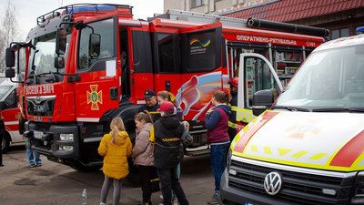 Хмельницькі рятувальники познайомили зі своєю роботою дітей-переселенців