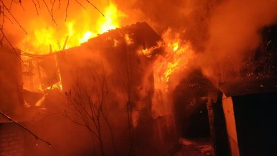 Вночі у Кривому Розі вогнеборці ліквідували пожежу у господарських спорудах та гаражі