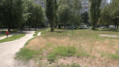 Черкащани просять відремонтувати занедбаний дитячий майданчик