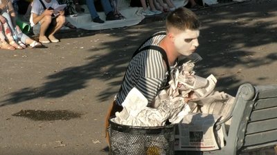 Прибирання з виставою: у Херсоні провели екологічну акцію