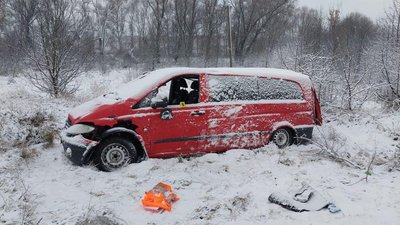 "Автомобіль злетів у кювет". Троє людей на Сумщині отримали травми внаслідок аварії "Автомобіль злетів у кювет". Троє людей на Сумщині отримали травми внаслідок аварії
