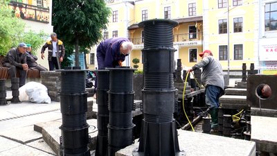 Більше 10 тисяч гривень витратять на ремонт фонтану, що на вулиці Михайлівській у Житомирі Більше 10 тисяч гривень витратять на ремонт фонтану, що на вулиці Михайлівській у Житомирі