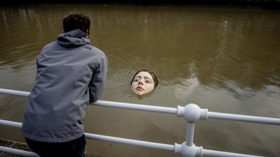 Скульптура дівчини, яка тоне, викликала ажіотаж у іспанському місті Скульптура дівчини, яка тоне, викликала ажіотаж у іспанському місті