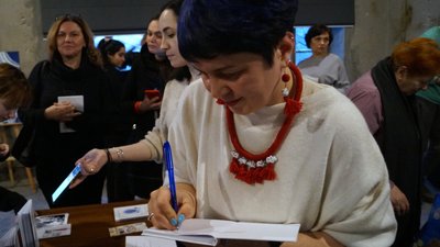"Криза середнього всього". У Дніпрі презентували збірку поезій Ірини Пасько "Криза середнього всього". У Дніпрі презентували збірку поезій Ірини Пасько