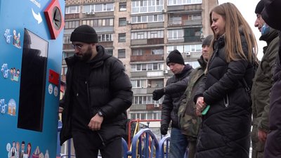 Для благодійності: у Черкасах встановили автомат, який перетворює пластикові пляшки на гроші Для благодійності: у Черкасах встановили автомат, який перетворює пластикові пляшки на гроші