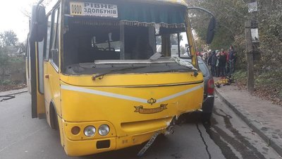 Потрійна ДТП з маршруткою у Рівному: є загиблий, травмовано семеро Потрійна ДТП з маршруткою у Рівному: є загиблий, травмовано семеро
