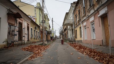 Херсон, осінь, провулок, чоловік