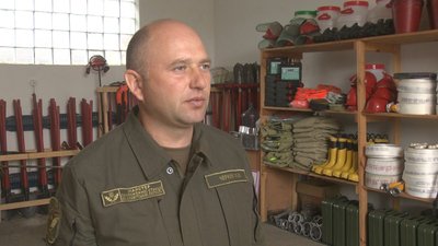 За словами майстра лісопожежної станції Юрія Черняка, до приїзду пожежників, лісівники самі борються з вогнем