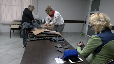 Волонтерки в Луцьку виготовили понад тисячу пар тактичних рукавиць для військових Волонтерки в Луцьку виготовили понад тисячу пар тактичних рукавиць для військових