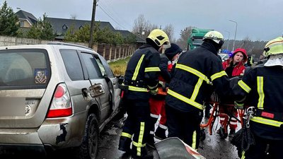 У Луцькому районі двох водіїв з авто витягали рятувальники У Луцькому районі двох водіїв з авто витягали рятувальники