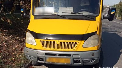 Не втримала рівновагу і впала: у кам'янецькій маршрутці травмувалась пасажирка