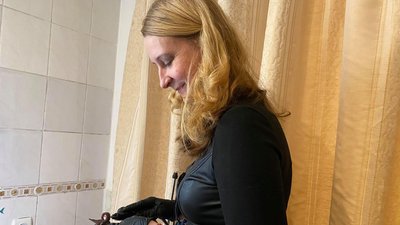 Житомирянка Алла Лєбєдєва виготовляє прикраси з міді гальванічним методом Житомирянка Алла Лєбєдєва виготовляє прикраси з міді гальванічним методом