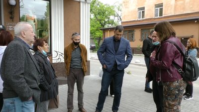 Зрубали дерева, щоб побудувати автостоянку: херсонці протестують проти дій підприємців