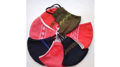 Кропивничанка вишиває на масках квіти та орнаменти