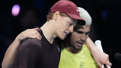 Яннік Сіннер та Новак Джокович у півфіналі на Ролан Гарросі у 2025 році