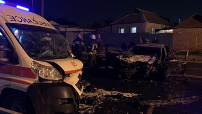 У Харкові легковик зіткнувся зі швидкою і загорівся: травмовані троє людей У Харкові легковик зіткнувся зі швидкою і загорівся: травмовані троє людей