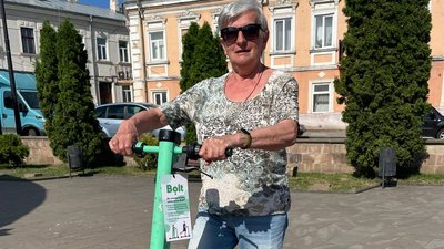 У Чернівцях запрацював прокат самокатів: що кажуть містяни