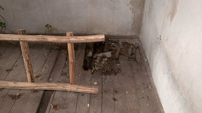 На Рівненщині чоловікові-сироті виділили хату з дірами у стінах На Рівненщині чоловікові-сироті виділили хату з дірами у стінах