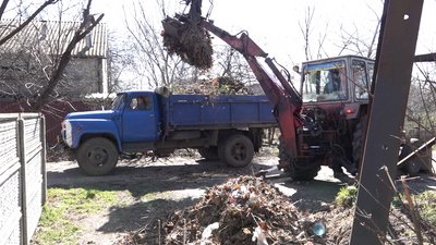 "Частіше провідуйте рідних": у Черкасах прибирають кладовища до поминальних днів