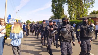 В Одесі пікетували з'їзд "ОПЗЖ": групу людей затримали, у них вилучили зброю В Одесі пікетували з'їзд "ОПЗЖ": групу людей затримали, у них вилучили зброю