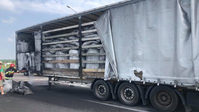 На Львівщині у причепі вантажівки горіло вугілля На Львівщині у причепі вантажівки горіло вугілля
