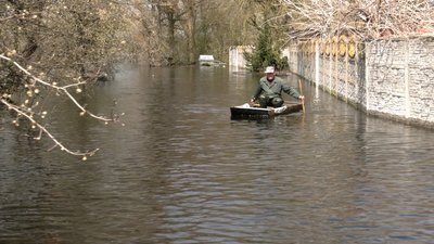 Затопило всі дороги: як жителі прикордонного села, що на Чернігівщині, на човнах добираються на роботу Затопило всі дороги: як жителі прикордонного села, що на Чернігівщині, на човнах добираються на роботу