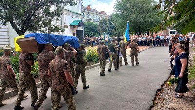 У Сумах провели в останню путь молодшого сержанта Нікіту Ярмака У Сумах провели в останню путь молодшого сержанта Нікіту Ярмака