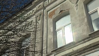 У центрі Сум жінці на голову впав камінь з фасаду будинку У центрі Сум жінці на голову впав камінь з фасаду будинку