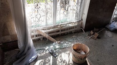 Артснаряди та КАБи: у Херсоні внаслідок влучань снарядів РФ зруйнований Центр позашкільної роботи Артснаряди та КАБи: у Херсоні внаслідок влучань снарядів РФ зруйнований Центр позашкільної роботи