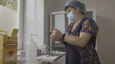 Медсестра Марія Дорецька готується робити щеплення проти кору Медсестра Марія Дорецька готується робити щеплення проти кору