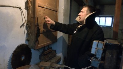Сама товче кутю: на Волині родина зберігає механізовану ступу. Як вона працює Сама товче кутю: на Волині родина зберігає механізовану ступу. Як вона працює
