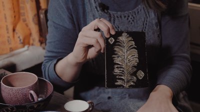 Створює керамічний посуд, прикраси та музичні інструменти. Катя Гєза Створює керамічний посуд, прикраси та музичні інструменти. Катя Гєза