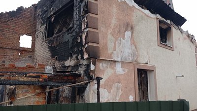 Одна людина загинула, пробитий дах та згорілі будинки – такі Суми після обстрілу Одна людина загинула, пробитий дах та згорілі будинки – такі Суми після обстрілу