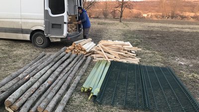 Люди допомогли Анні матеріалами для вольєрів