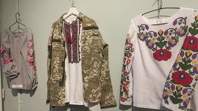Вишиванки на виставці "Традиції — сила нескорених" Вишиванки на виставці "Традиції — сила нескорених"