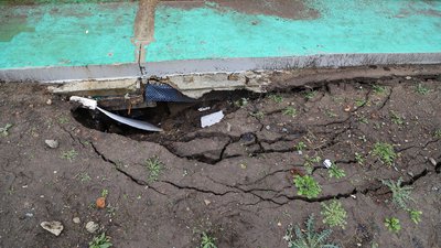Нова естакада почала розвалюватися: "у всьому винен паркінг" Нова естакада почала розвалюватися: "у всьому винен паркінг"