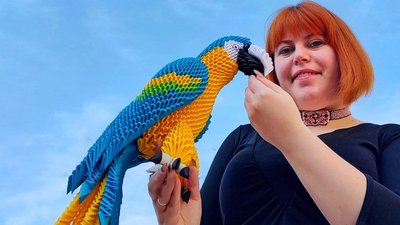 Христина Глухан показує одну з її робіт Христина Глухан показує одну з її робіт