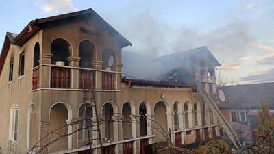 На Тернопільщині пожежники врятували від вогню приватний будинок площею 200 квадратних метрів На Тернопільщині пожежники врятували від вогню приватний будинок площею 200 квадратних метрів