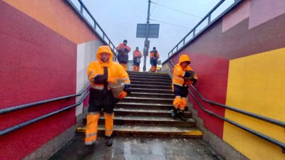 У Києві гідрослужби і техніка для протиожеледної обробки працюють у посиленому режимі — КМДА У Києві гідрослужби і техніка для протиожеледної обробки працюють у посиленому режимі — КМДА