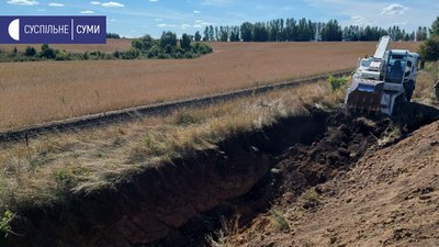 Прикордонники Сумщини копають рів на кордоні з Росією Прикордонники Сумщини копають рів на кордоні з Росією