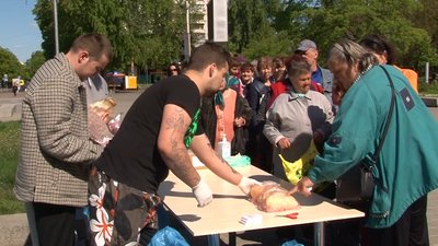 Допомога під час війни: в Черкасах безплатно роздавали хліб містянам Допомога під час війни: в Черкасах безплатно роздавали хліб містянам