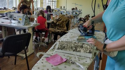 Кравці зі сходу шиють одяг для ЗСУ у Львові Кравці зі сходу шиють одяг для ЗСУ у Львові