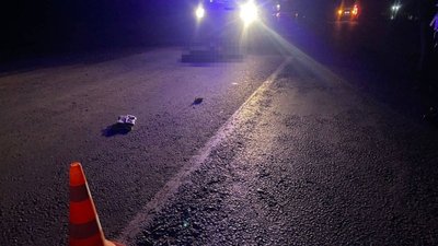 На Одещині автомобіль збив на смерть жінку, яка вночі йшла посеред дороги — поліція