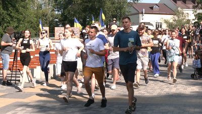 "Біжу за Азовсталь": у Рівному відбувся спортивний флешмоб на підтримку захисників Маріуполя